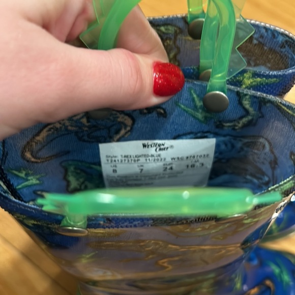 Western chief size 8 kids rain boots with dinosaur print - Picture 4 of 4